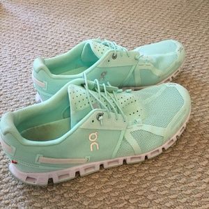 On Running Cloud running shoes, 9